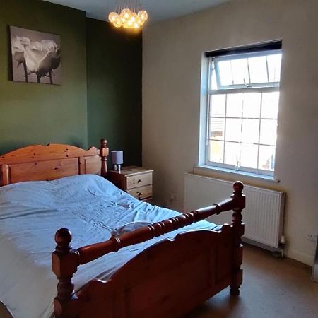 Victorian Semi Detached House Behind The High Street Villa Newton le Willows Bagian luar foto