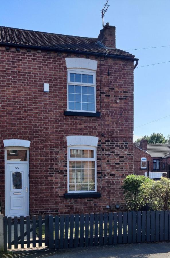 Victorian Semi Detached House Behind The High Street Villa Newton le Willows Bagian luar foto