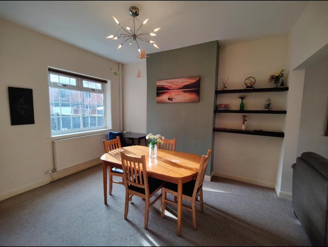 Victorian Semi Detached House Behind The High Street Villa Newton le Willows Bagian luar foto