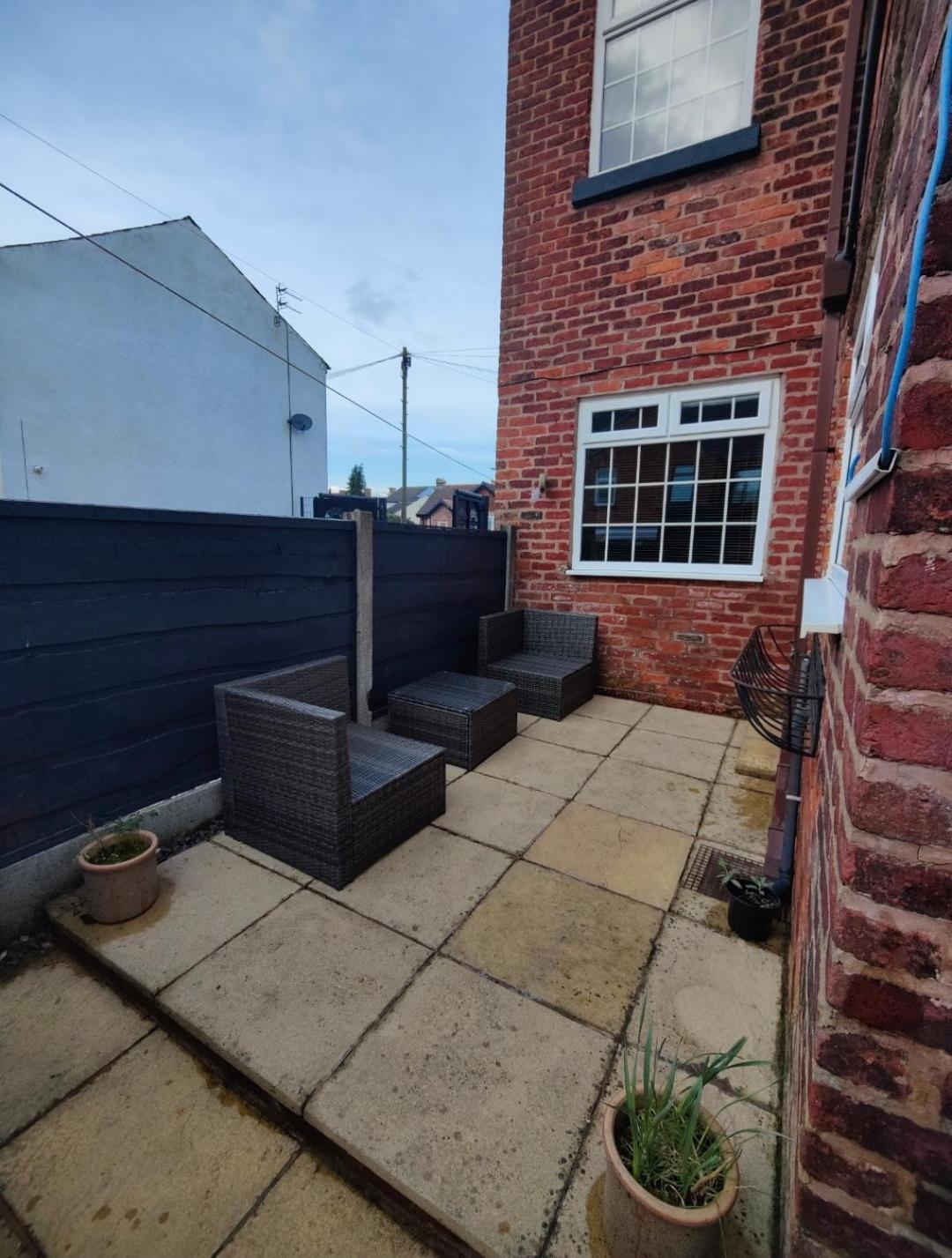 Victorian Semi Detached House Behind The High Street Villa Newton le Willows Bagian luar foto